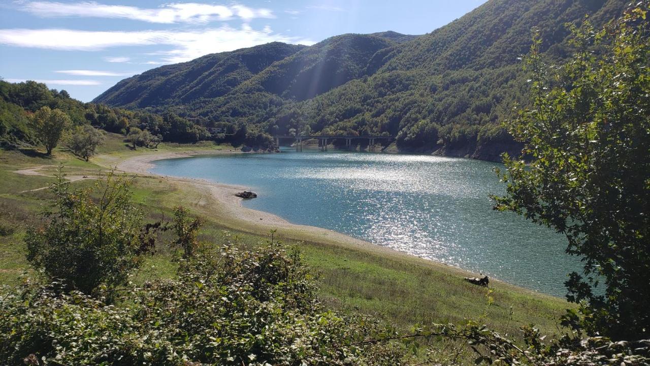 Village On The Lake "Casa Vacanze Vista Lago" Wifi 100 Mbps Castel di Tora Exteriér fotografie