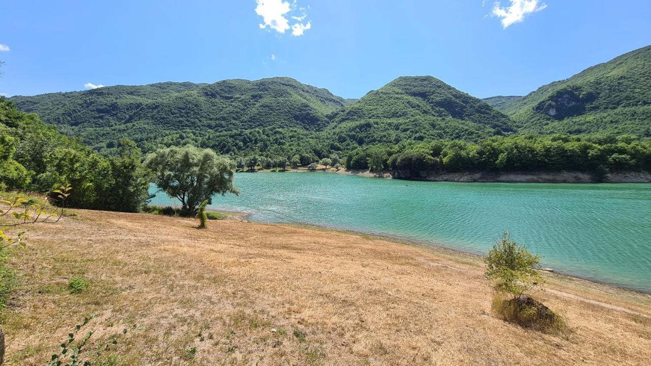 Village On The Lake "Casa Vacanze Vista Lago" Wifi 100 Mbps Castel di Tora Exteriér fotografie